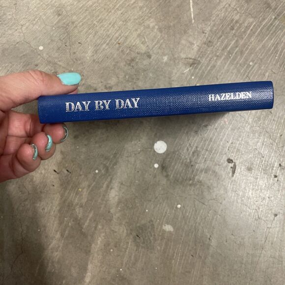DAY BY DAY By Hazelden - Hardcover 1982 AA Recovery one day at a time - Picture 2 of 6